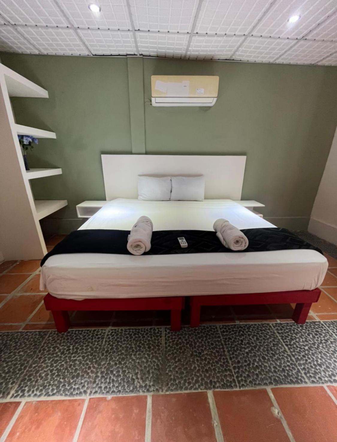 Surf Paradise Zicatela Hotel ปูแอร์โตเอสกอนดิโด ภายนอก รูปภาพ